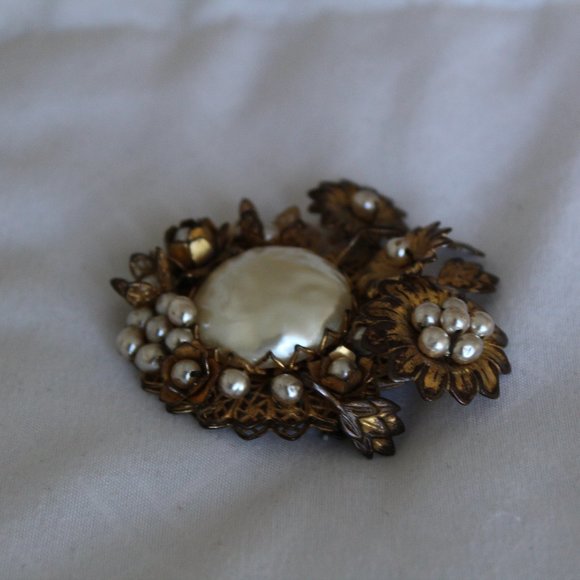 SIGNED GORGEOUS VINTAGE MIRIAM HASKELL PEARL GOLD TONE BROOCH PIN UNIQUE - Picture 4 of 6